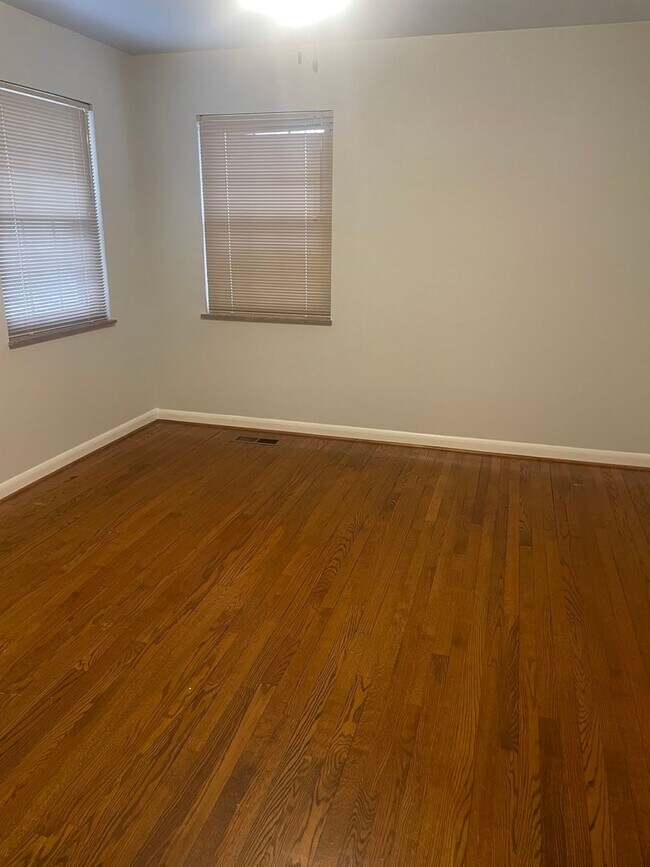 Building Photo - Knoxville 37918 - 3 bedroom, 1.5 bath home in Halls - Contact Lisa Vineyard and Shannon Russell (...