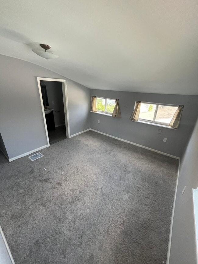 Building Photo - Three Bed, Two Bath with 2 Car Garage in N...