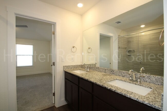 Building Photo - Newer Modern Cove 4 Bedroom