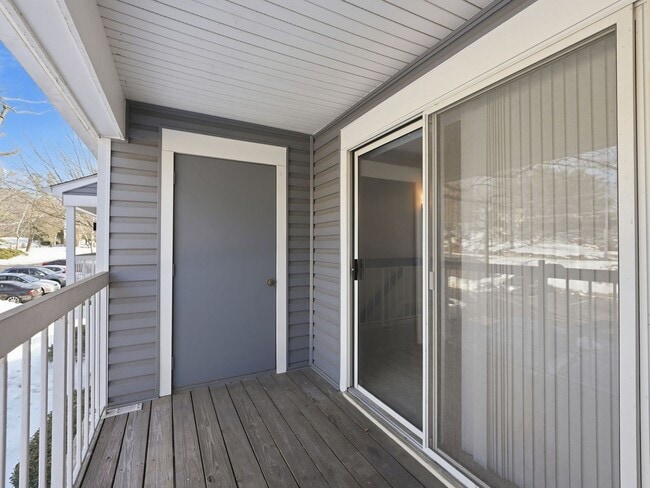 Building Photo - Perfectly situated in the highly sought-after Ponds of Centreville community!