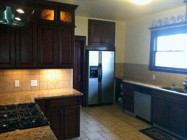 Building Photo - 515 5th St