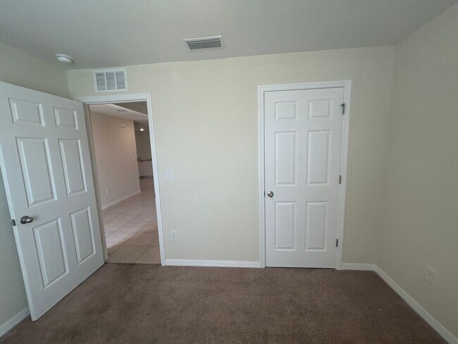 Building Photo - 3927 NE 23rd Pl