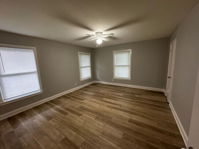 Building Photo - Central Waco Home