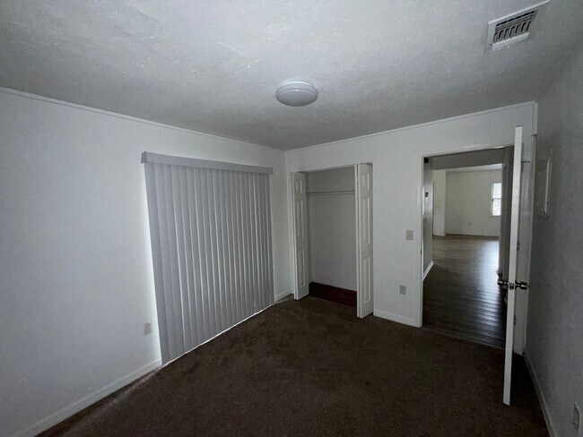 Building Photo - Spacious 2/2 in SW Gainesville – W/D Included!