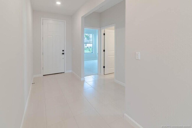 Building Photo - 861 SE Courances Dr