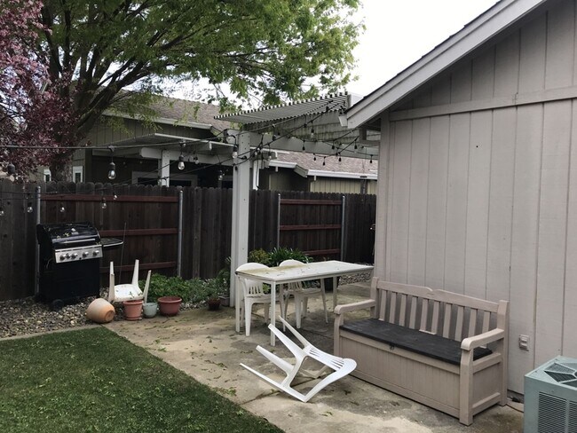 Building Photo - Fantastic East Davis 3 bedroom available f...