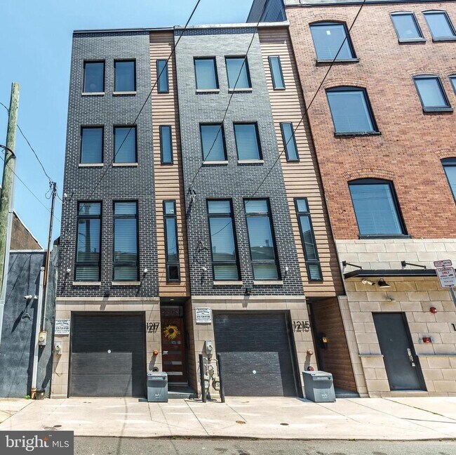 Building Photo - 1217 Bainbridge St