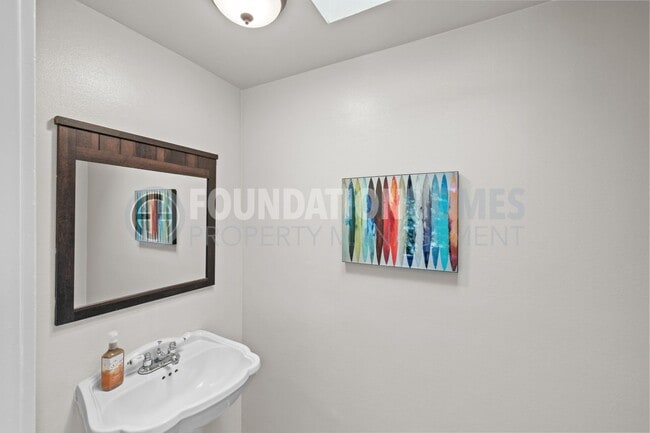Building Photo - Charming 3 bed/2.5 bath in the heart of do...