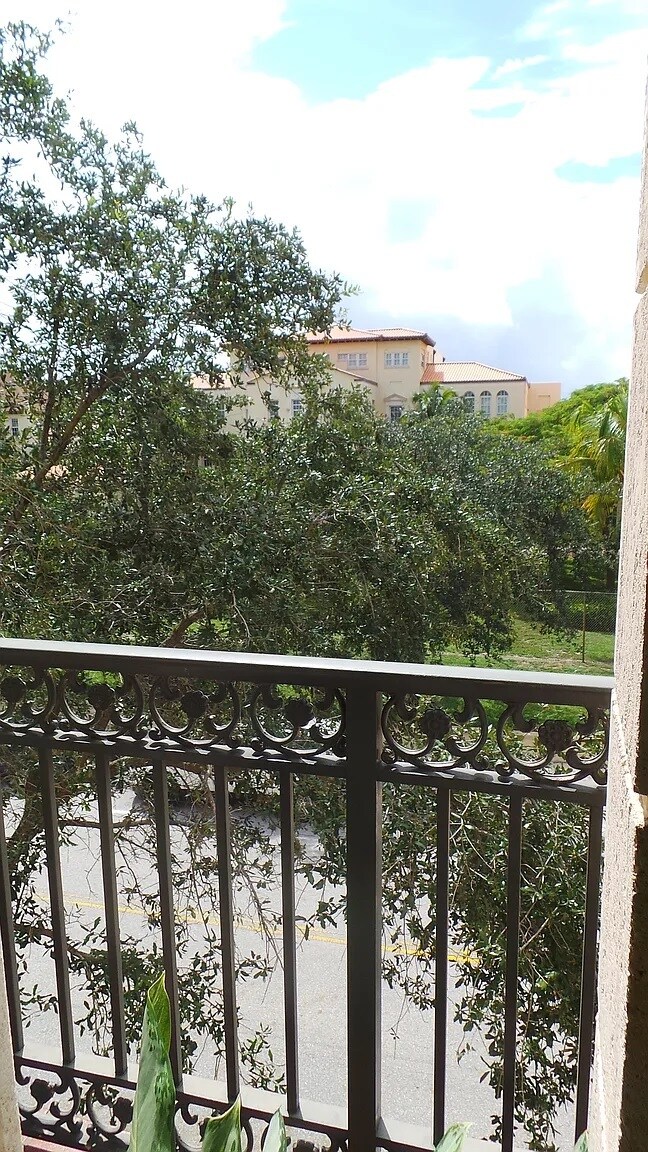 Building Photo - 580 S Sapodilla Ave