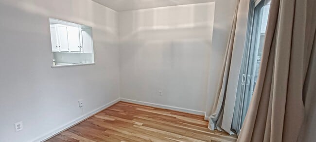 Building Photo - Sunlit 2 Bed 1 Bath, 3 Level Townhome in S...