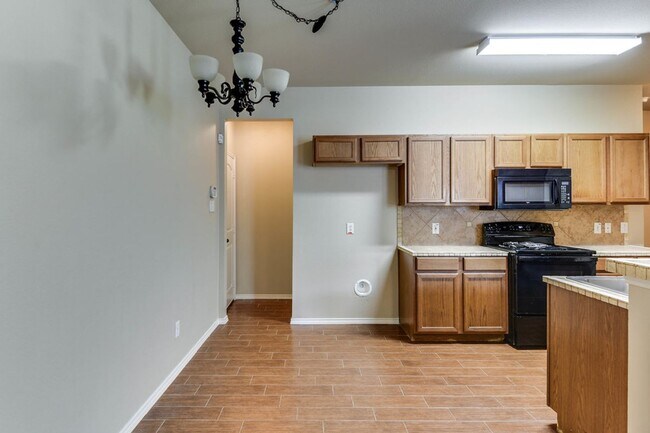 Building Photo - NICE 3 BEDROOM 2.5 BATH TOWNHOUSE LOCATED ...