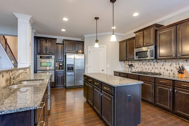 Building Photo - 5 Bedroom Home with Theater Room & 3-Car Garage in Franklin