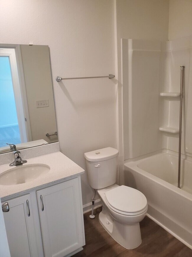 Building Photo - 3BR/2.5BA Townhome in Cul-de-Sac. Garage. Small Pets Welcome! Minutes from Treaty Park!