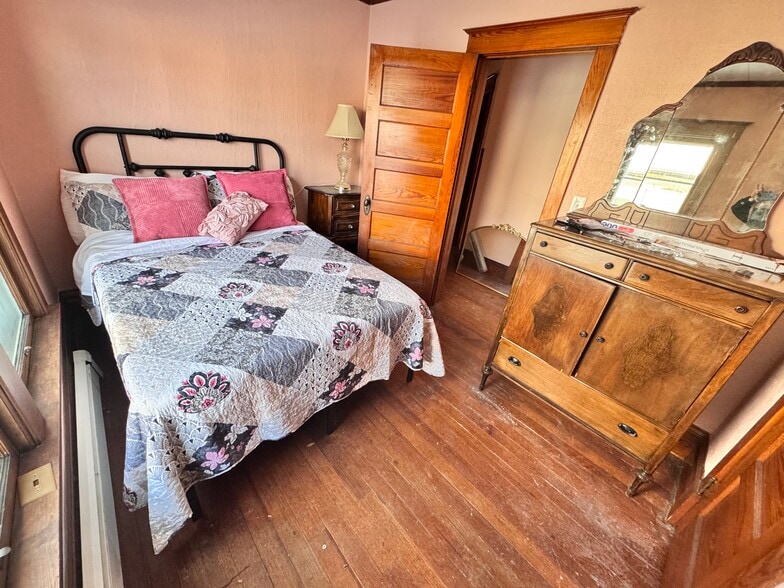 Building Photo - 505 W Conant St