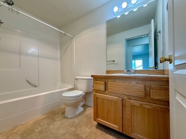 Building Photo - SCHEDULE A TOUR TO VIEW THIS NEWLY UPDATED TOWNHOME IN REDMOND!!