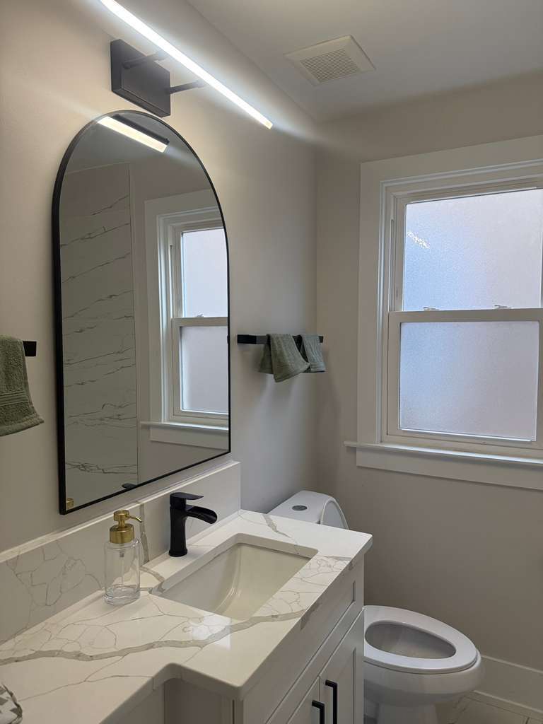 Building Photo - 4846 W Roscoe St