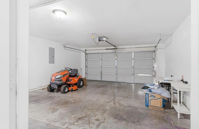 Building Photo - 325 Fuller St