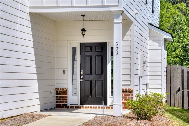 Building Photo - 323 Colonnades Dr