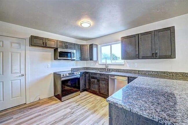 Building Photo - Stunning home in highly sought neighborhood!