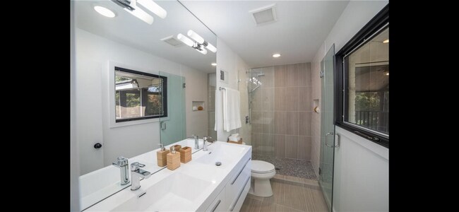 Building Photo - 414 Shorecrest Dr