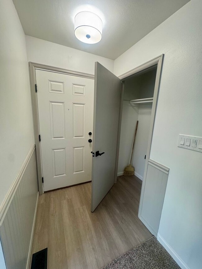 Building Photo - Updated 2 Bedroom CONDO with AC, centrally located