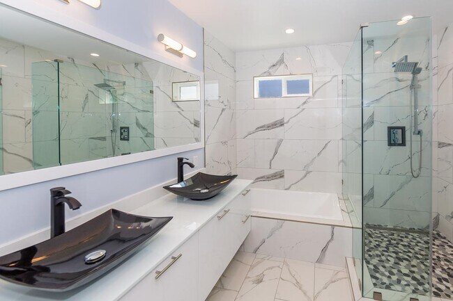 Building Photo - 6850 Encino Ave