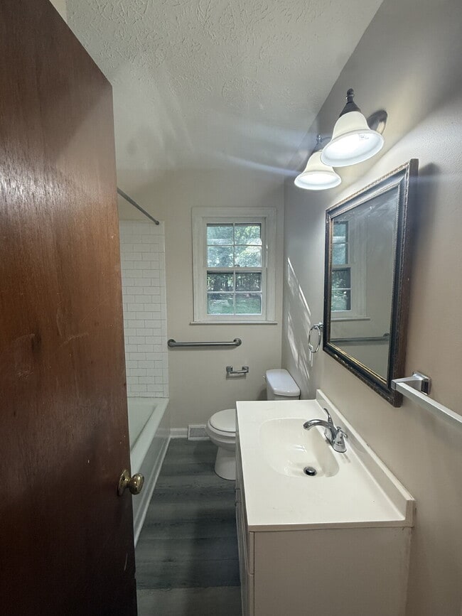 Building Photo - Two bed one bath property in Madison Heigh...