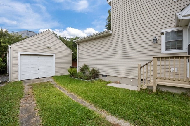 Building Photo - Beautifully Updated 4-Bedroom Home in Norf...
