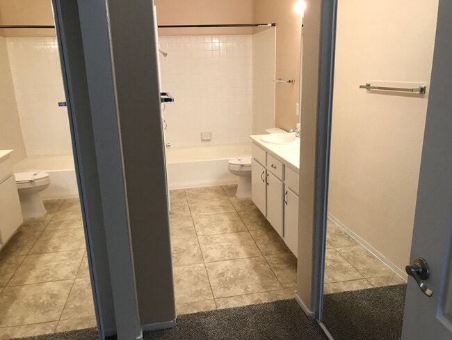Building Photo - 2 bedroom 2 bathroom Condo