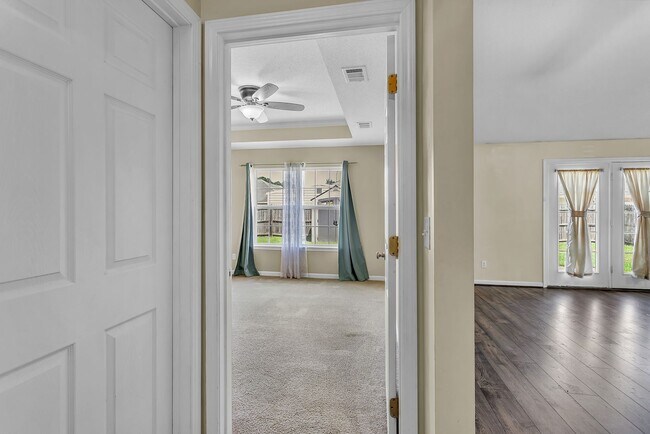 Building Photo - 3 Bedroom 2 Bathroom Home in Hampton Place...