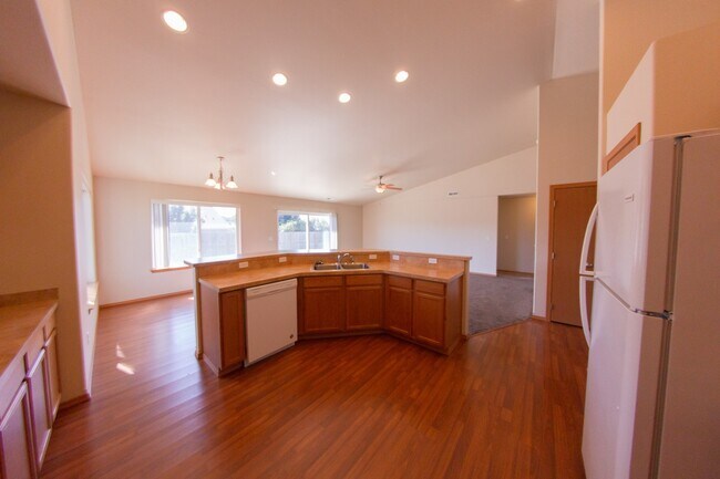 Building Photo - Open Floor Plan Home with Large Fenced Yard