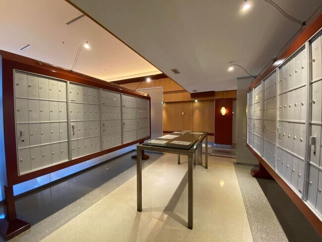 Building Photo - 933 W Van Buren St
