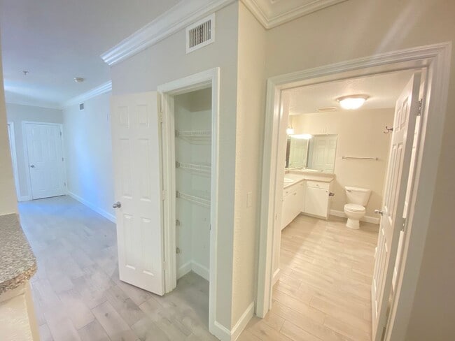 Building Photo - Downtown stunner! 1-Bed / 1-Bath in the Gr...