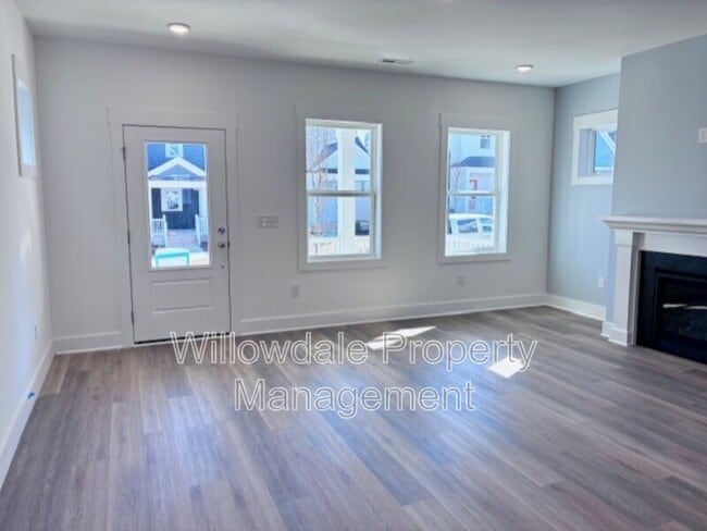 Building Photo - 565 Folk Song Wy