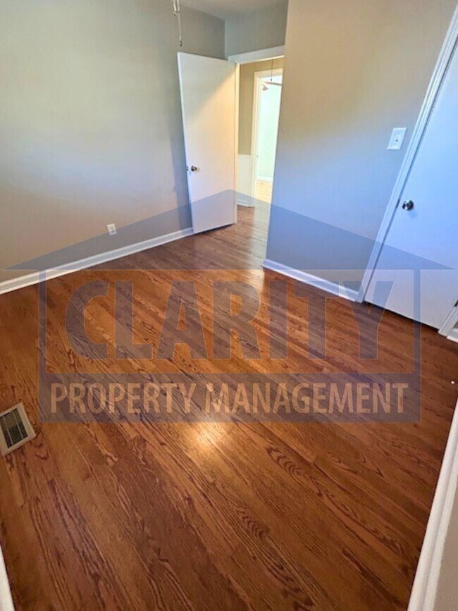 Building Photo - Three bedroom home in Downtown Cleveland!