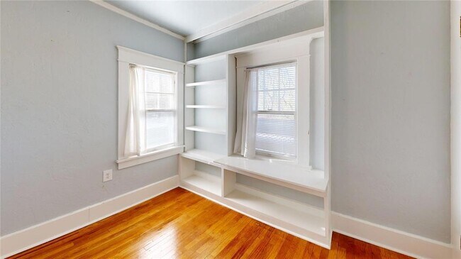 Building Photo - 609 N Ash St