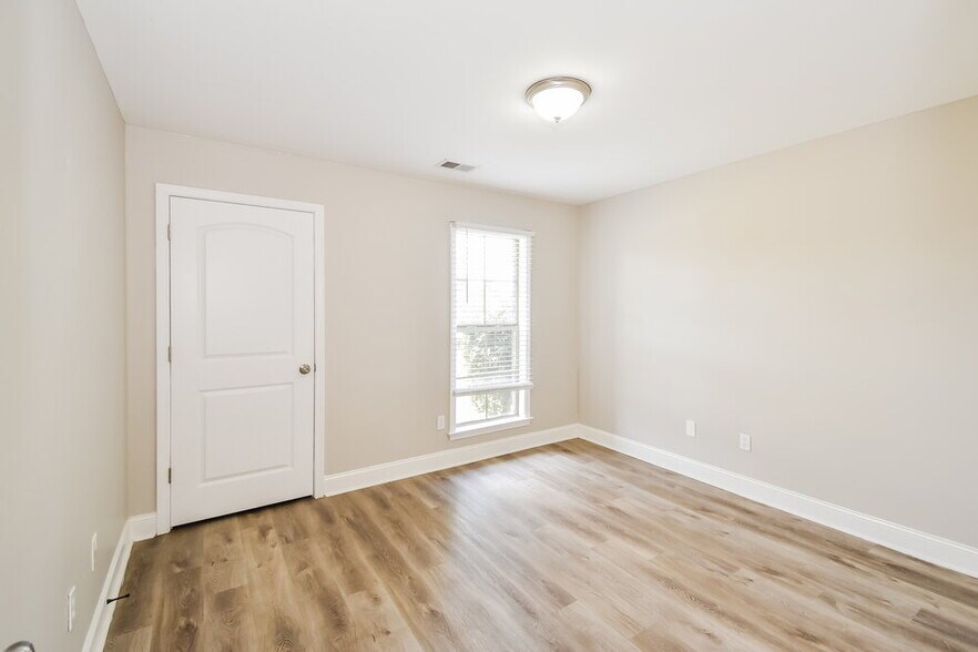 Building Photo - 1442 Lake Front Dr E