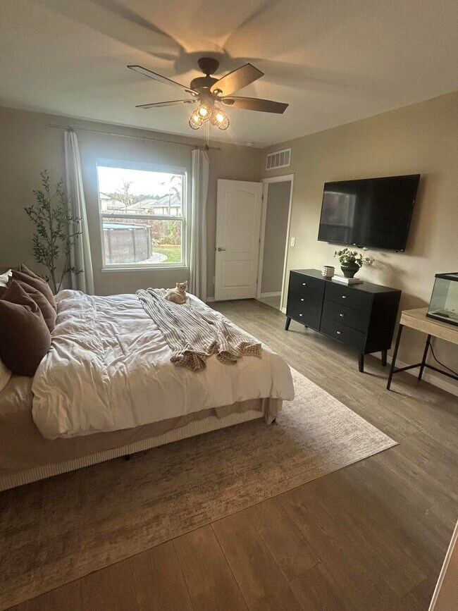 Building Photo - 5840 NW Bates Ave