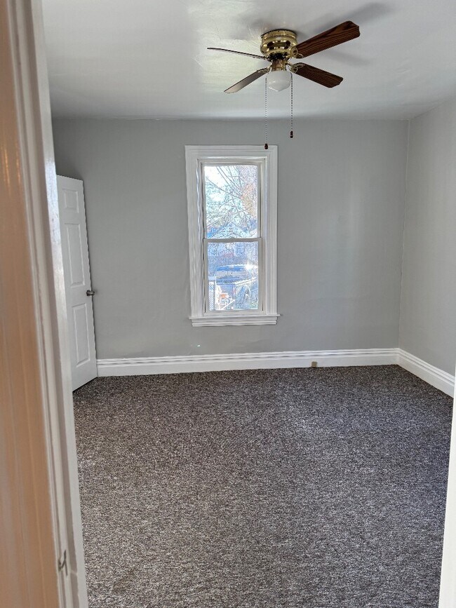 Building Photo - 374 Pine St