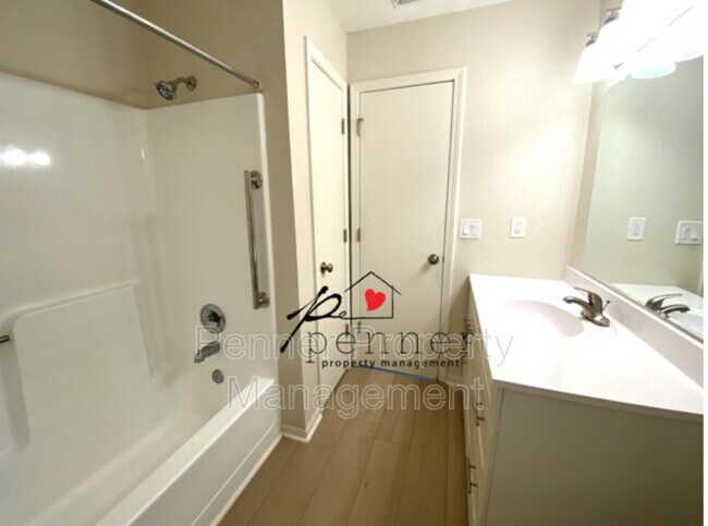 Building Photo - 1032 NE Lindsay Ave