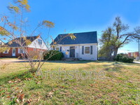 Building Photo - 100 E Lilac Ln
