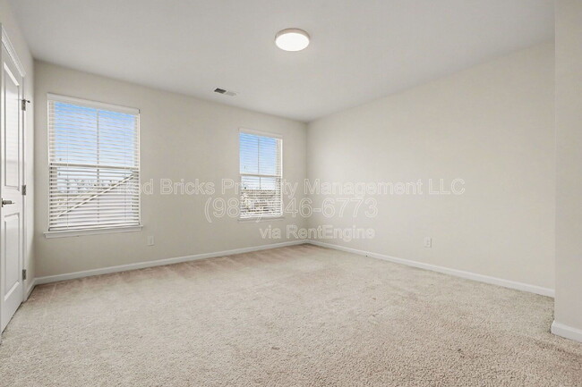 Building Photo - 727 Dynamo St NW