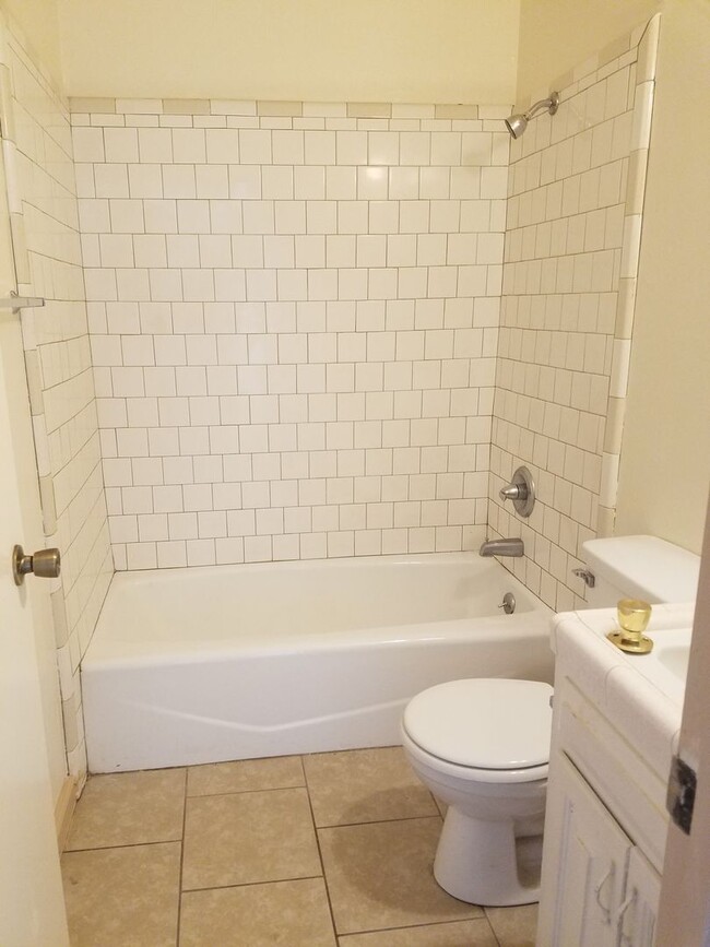 Building Photo - 2 Br 1 Ba available Now