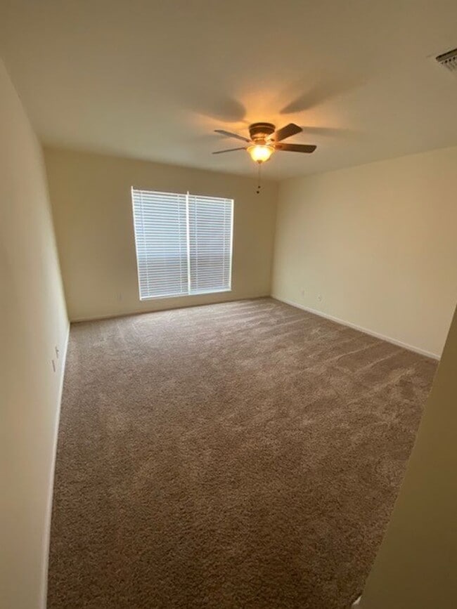 Building Photo - Lakebend