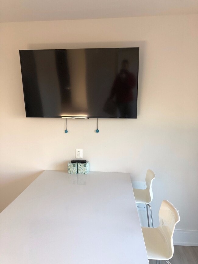 Building Photo - Luxe Apartment with Parking