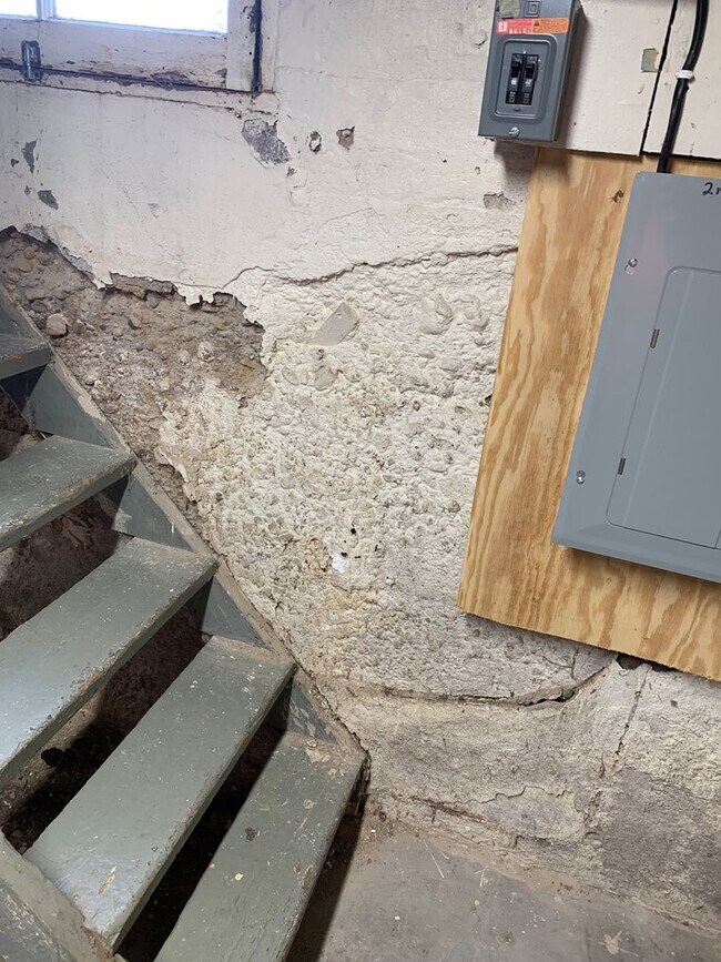 Building Photo - 418 S Orchard St