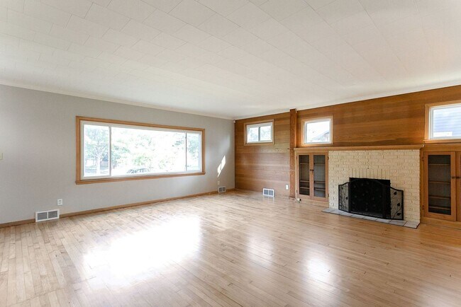 Building Photo - Updated 5 bedroom 2 bath single family house