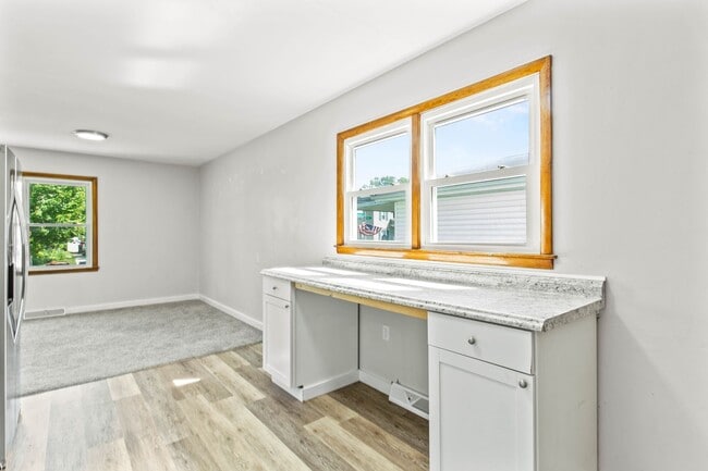 Building Photo - Charming 3- Bedroom Home in Newark