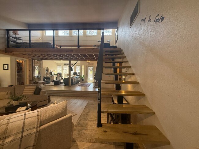 Building Photo - 1925 Bunting Ct