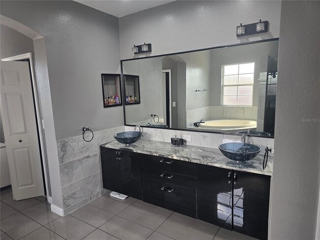 Building Photo - 8111 Santa Rosa Ct